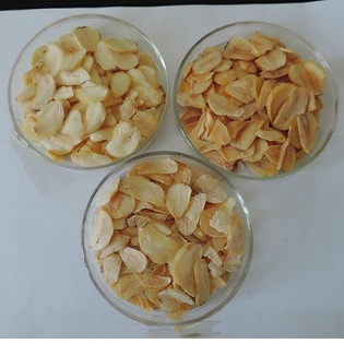 Dehydrated garlic flakes with root -20201117
